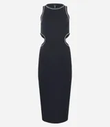 Vestido midi de tejido rib color marrón, con corte ajustado al cuerpo, cuello redondo y aberturas laterales cut out en la cintura. Presenta detalles de bies en color blanco que resaltan el diseño.