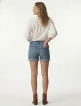 Short de jean azul oscuro, marca Royalty, con pretina con pasadores, botón y cierre. Delantera y trasera con bolsillos. Ruedo con dobladillo.