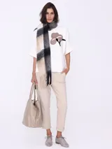 Pantalón cigarette color beige con bolsillos laterales y traseros.