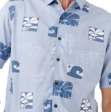 Camisa de manga corta Rip Curl modelo Aots Ty Williams Shirt, color celeste con estampado gráfico de bloques y olas en tonos de azul.