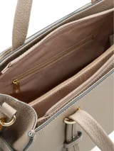 Cartera shopper de cuero color visón con doble asa superior y correa ajustable y desmontable. Cuenta con herrajes metálicos dorados y logo de la marca aplicado en la parte frontal.