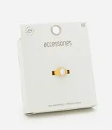 Anillo de metal dorado con diseño de aro medio y aplicación central de madreperla en formato orgánico.