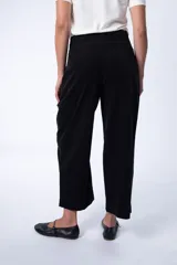 Pantalón negro de micropana con corte ancho y pinzas.