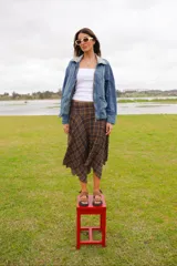 Sandalia de estilo birkenstock color marrón, con doble tira y hebillas metálicas ajustables, y suela plana.