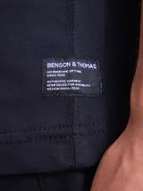 Remera lisa de algodón pesado color azul marino, de manga corta y cuello redondo.