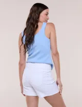 Short de denim blanco tiro alto, estilo pull-on con cintura elástica ancha, bolsillos delanteros y traseros, y dobladillo en las piernas.