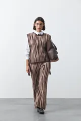 Pantalón de punto jacquard con diseño animal print, de corte recto y pierna levemente amplia, confeccionado en tejido flexible.