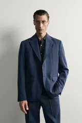 Blazer regular fit Zara de lino y lana color azul marino, con cuello de solapas de muesca, cierre frontal de un botón, bolsillos con solapa en la cadera y bolsillo de vivo en el pecho.