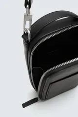 Bandolera negra con acabado texturizado, compartimento principal con cierre de cremallera, bolsillo interior plano, bolsillo frontal plano y asa de hombro ajustable y extraíble.
