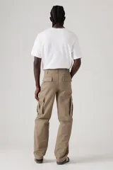 Pantalón cargo color marrón claro, de corte recto y holgado, con bolsillos laterales con solapa en las piernas.