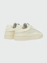 Zapatillas Diesel modelo S-Oval Skate, de diseño urbano en color crema. Presentan una silueta de perfil bajo con paneles de cuero y tejido técnico, cierre de cordones con placa metálica decorativa y etiqueta con logo en la lengüeta.