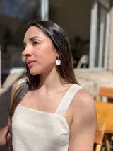 Aros colgantes con gancho de metal plateado y dije circular de nácar.