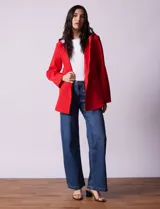 Campera impermeable marca Gallery de color rojo, con cierre frontal completo, bolsillos laterales y ajuste en la cintura. Cuenta con detalles de avíos metálicos plateados y diseño funcional con capacidad de autoguardado.