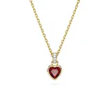 Colgante con cadena dorada y dije en forma de corazón rojo con borde dorado y cristales blancos.