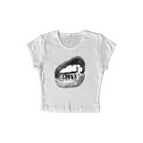 Remera corta blanca de algodón con estampa de una boca con dientes de oro.