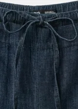 Pantalón de mezclilla azul oscuro, con silueta wide leg, tiro alto y pretina con cordón ajustable.