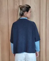 Sweater celeste de lana lambswool con cuello redondo y mangas 3/4.