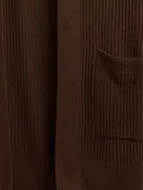 Saco abierto de punto acanalado, con mangas largas y bolsillos frontales. Diseño versátil y ligero sin botones.