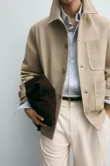 Sobrecamisa relaxed fit color beige confeccionada en tejido de algodón con estructura canvas, cuello solapa, manga larga con trabilla en los puños, bolsillos frontales de plastrón y cierre de botonadura.