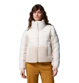 Campera puffer combinada en color blanco y beige, con cuello alto, cierre frontal y bolsillos laterales con cierre. Presenta detalles de tejido tipo corderito en los bolsillos y los laterales.