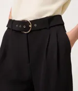 Pantalón wide leg de tiro alto color negro, confeccionado en crepé con elastano. Cuenta con perneras amplias, caída fluida e incluye un cinturón del mismo tejido con hebilla metálica grande.