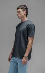 Remera de manga corta color gris oscuro melange, con cuello redondo y calce regular.