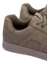 Championes urbanos modelo Mosca, confeccionados en ecogamuza color verde militar con cordones al tono y suela de goma liviana.