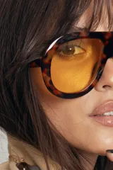 Lentes de sol con armazón de policarbonato con estampado carey y cristales amarillos. Diseño de estilo aviador con puente superior recto.
