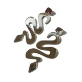 Aros colgantes plateados con forma de serpiente.