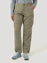 Pantalón cargo desmontable color verde sage, de corte recto y tiro medio. Cuenta con bolsillos laterales tipo cargo, cierre de botón y tecnología de tejido elástico con protección UV.