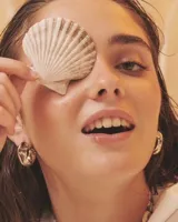 Aros tipo argollas de diseño artesanal con acabado texturizado y forma irregular. Fabricados en bronce y alpaca, con pernos y cierres de plata 925.