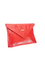 Sobre de fiesta tipo clutch en cuero charol color rojo, con diseño de solapa triangular y cierre magnético. Incluye una cadena metálica fina para llevar al hombro o como bolso de mano.