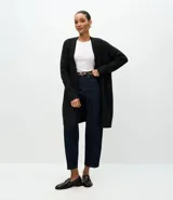 Cardigan de punto canelado color gris oscuro, con diseño alargado, frente abierto sin cierre y manga larga. Presenta una textura suave y caída ligera.