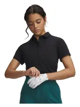 Chomba Under Armour modelo UA ArmourDry SS Polo, color negro, con cuello camisero, mangas cortas y cierre frontal parcial con botones.