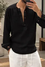 Camisa negra de muselina de manga larga con corte ajustado, cuello mao y cierre frontal parcial de botones con tira.