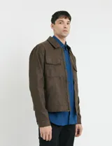 Campera Harrington de gamuza en color marrón, con cierre frontal, cuello clásico y bolsillos laterales con solapa.