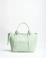 Cartera tipo tote color verde menta, confeccionada en símil cuero, con doble asa de mano y correa larga ajustable y desmontable. Cuenta con el logotipo de la marca grabado en plateado en el frente.