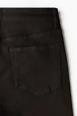 Jean de corte regular y pierna recta, color negro, con diseño clásico de cinco bolsillos y cierre frontal.