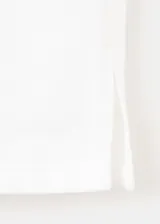 Pantalón de jean blanco estilo capri, con silueta slim y tiro regular, de corte ajustado y diseño clásico.