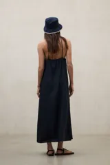 Vestido maxi azul marino de corte holgado, con escote redondo, espalda escotada y tirantes finos. Confeccionado en tejido fluido.