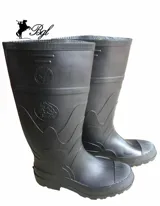 Bota de goma negra de caña alta, con suela antideslizante y diseño ergonómico.