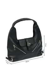 Cartera negra con correa de hombro, cierre superior y dos cierres diagonales decorativos en el frente.