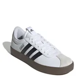 Championes urbanos Adidas modelo VL Court 3.0, con parte superior de cuero sintético blanco, icónicas tres tiras laterales en negro y puntera de gamuza gris. Presenta una suela de caucho vulcanizada en color marrón y cierre de cordones.