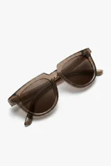 Lentes de sol con armazón de acetato translúcido en tono marrón chocolate y cristales oscuros a juego.