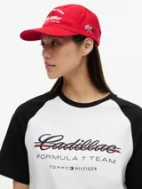 Gorra de seis paneles confeccionada en algodón, color rojo, con bordado frontal que combina el logo de Tommy Hilfiger y la inscripción Cadillac Formula 1 Team en tipografía script.
