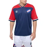 Remera de fútbol Umbro del Club Nacional de Football, modelo Match en color azul marino con mangas y canesú rojos. Cuenta con cuello en V con detalles blancos y azules, y el escudo del club bordado en el pecho.