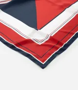 Pañuelo satinado cuadrado con estampado geométrico de rayas en tonos rojo, blanco y azul marino.