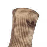 Pack de tres pares de medias adidas de caña alta con diseño tie-dye en tonos marrones y beige, con el logo del trifolio bordado en el lateral.
