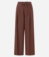 Pantalón wide leg de estilo sastre color marrón, con cintura elástica, lazo ajustable y pliegues frontales. Presenta un corte recto y fluido.
