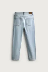 Jeans slim fit de tiro medio, color celeste claro con efecto lavado. Confeccionados en tejido elástico, cuentan con diseño de cinco bolsillos y cierre frontal con cremallera y botón metálico.